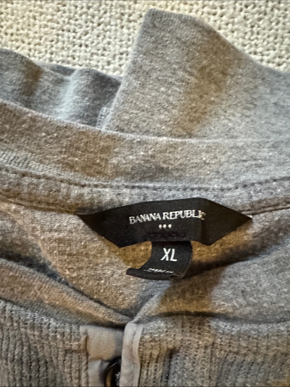 Pair of 2. Banana Republic 1 White and 1 grey Henley Tee men’s XL - Picture 3 of 3